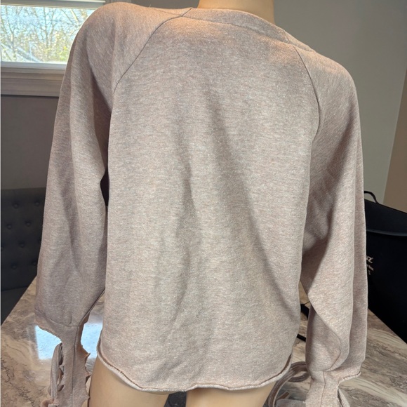 ALO Yoga Beige tribe long Sleeve Cut-Out top - Picture 9 of 9